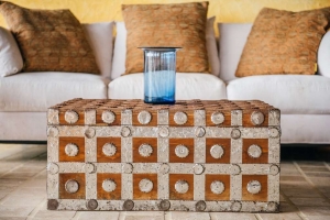 amor-boutique-hotel-besito-dulce-vintage-wood-chest-contemporary-couch (1)